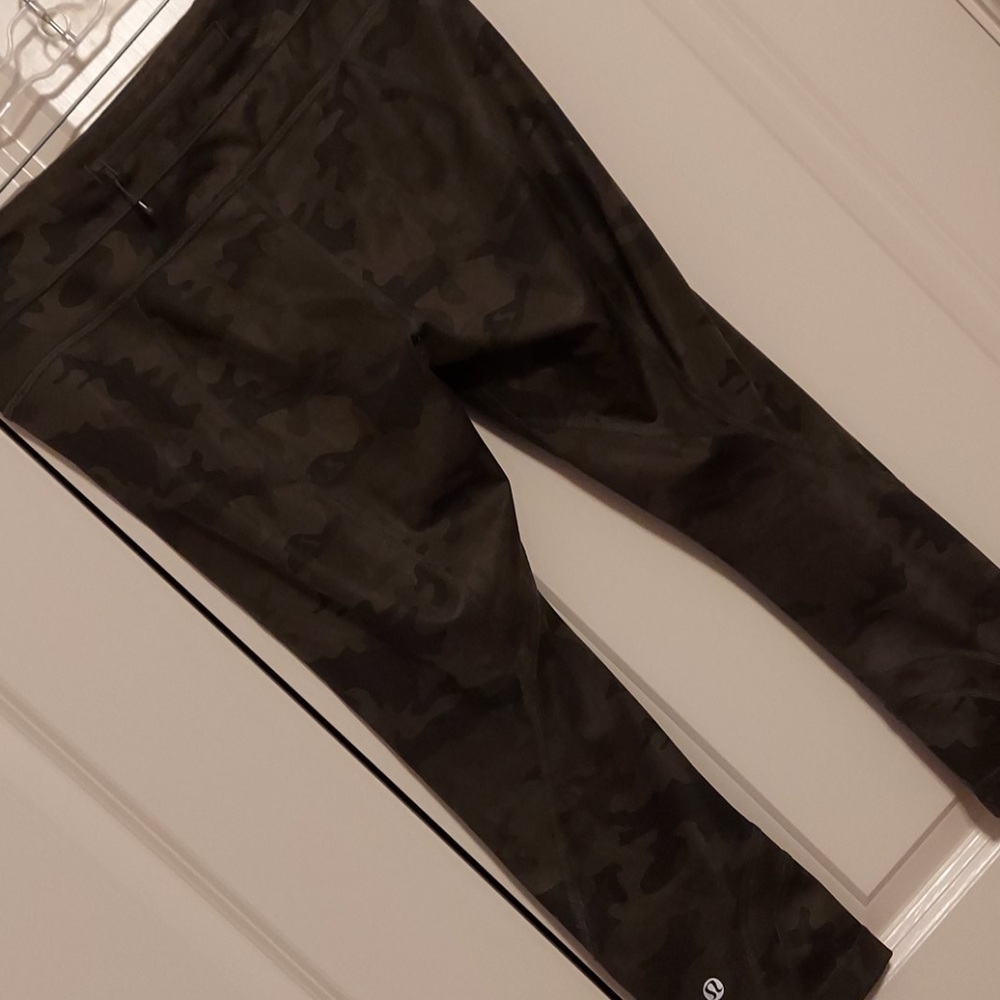 Lululemon Camo Run Inspire CropSavasana